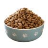 Cuenco azul con huellas lleno de pienso Optima Nova Adult Mini con pollo y arroz, ideal para perros de razas pequeñas.