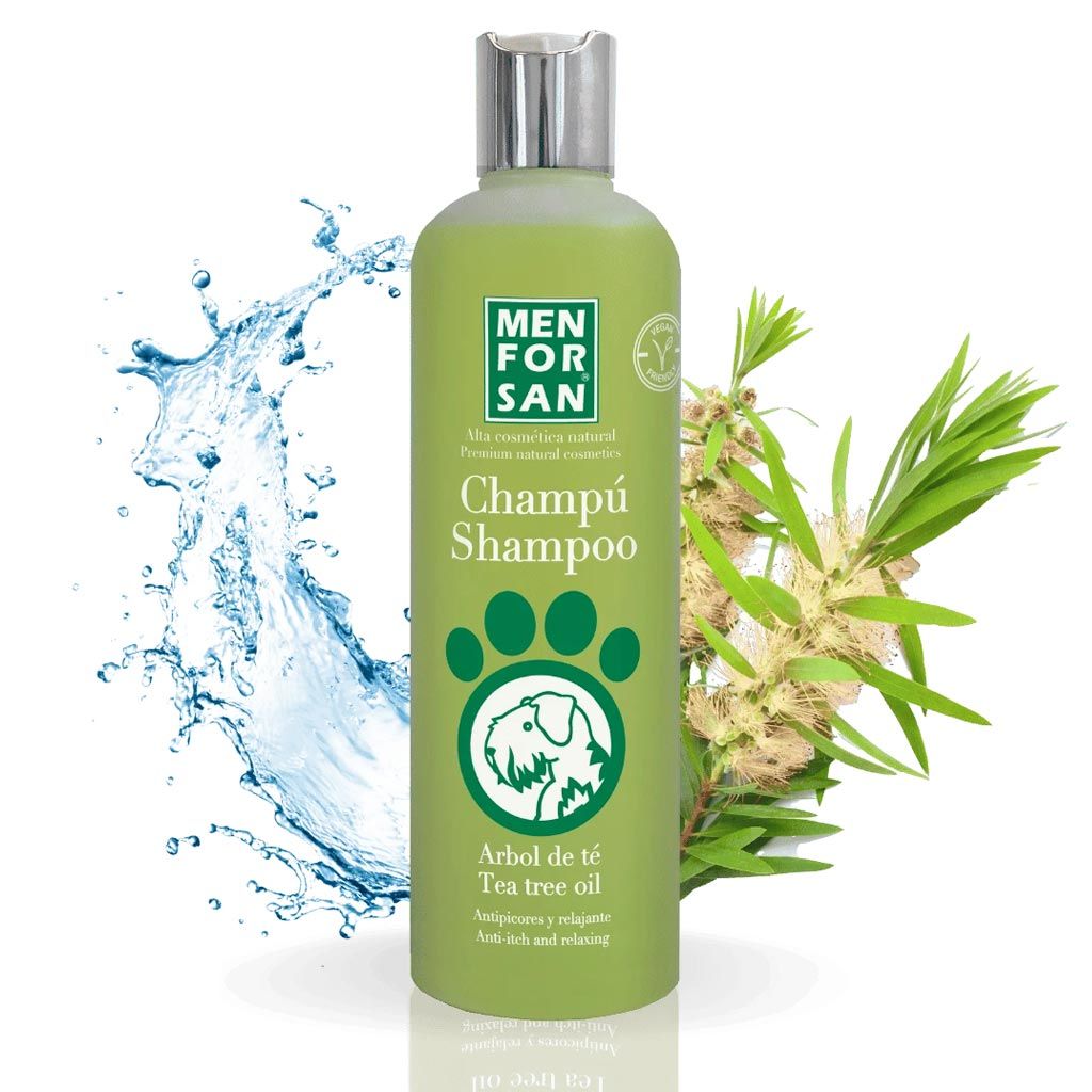 Bote de Champú con Árbol del Té Menforsan para perros de 300ml sobre fondo decorativo con salpicaduras de agua y hojas de té