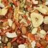Primer plano de la mezcla de Vinci Alimento para pajaros, con trozos de plátano, coco, nueces y semillas de calidad.