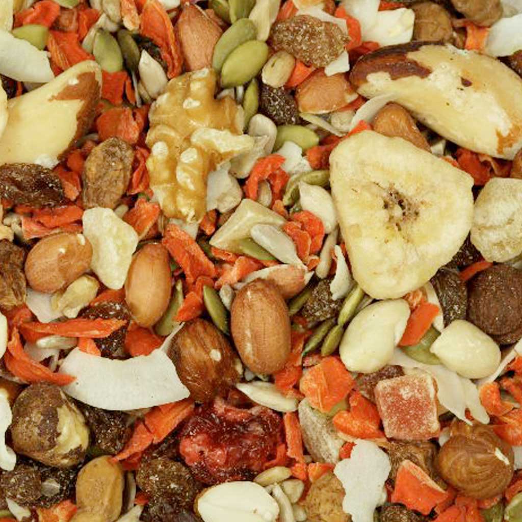 Primer plano de la mezcla de Vinci Alimento para pajaros, con trozos de plátano, coco, nueces y semillas de calidad.