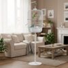 Pie para jaula Voltrega 43B blanco ubicado en un salón moderno, integrándose como elemento decorativo.