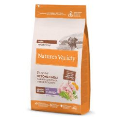 Saco de pienso para perros de la marca Nature's Variety, variedad "Healthy Grains with Turkey", específico para perros adultos de razas pequeñas (1-10 kg). El envase es de 1,5 kg, en tonos naranjas y blancos, y destaca que el primer ingrediente es carne deshuesada. Incluye iconos sobre beneficios como alta digestibilidad, proteína de calidad y soporte inmunológico. Imagen del saco de Nature's Variety Adult Mini Healthy Grain Pavo con un perro pequeño en la parte superior del envase.