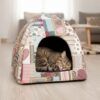 Gato descansando en iglú para perros y gatos con estampado de corazones y rayas, cama cerrada y acogedora para mascotas