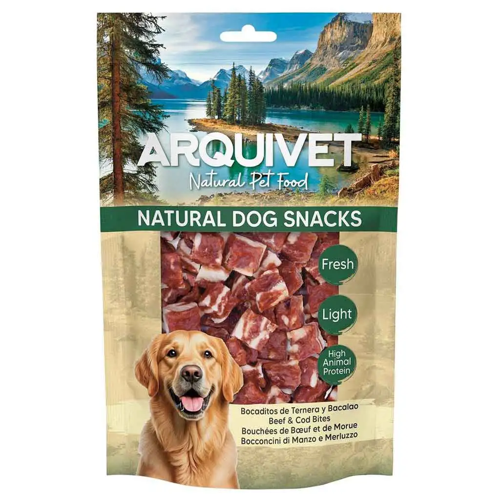 Envase de Arquivet Natural Pet Food, bocaditos para perros de ternera y bacalao 100gr, snack light y alto en proteína para la salud dental.