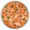 Plato servido de comida húmeda casera para perros con trozos de pollo, boniato y guisantes visibles.