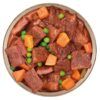 Primer plano de un plato con Estofado de ternera para perros, mostrando trozos de carne, boniato y guisantes.
