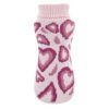 Vista superior detallada del jersey de punto para perro rosa con un estampado de corazones en tonos burdeos y rosados.