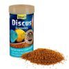 Envase de Gránulos Tetra Discus junto a una porción del alimento, destacando sus ingredientes naturales.
