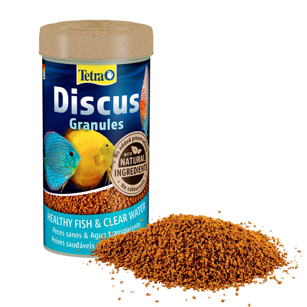 Envase de Gránulos Tetra Discus junto a una porción del alimento, destacando sus ingredientes naturales.