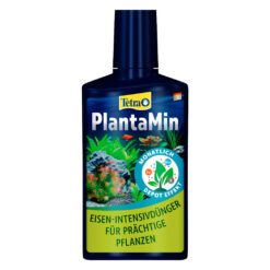 Primer plano del fertilizante para plantas de acuario Tetra PlantaMin, mostrando sus beneficios para un acuario plantado.