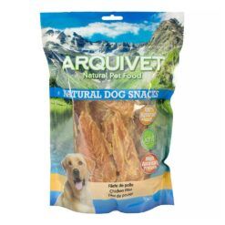 Bolsa de snacks naturales Arquivet con un labrador feliz, mostrando los premios para perros de filete de pollo en su interior.