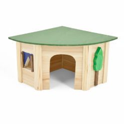Casa de hamsters de madera Nayeco con techo verde, diseño de esquina, ventana con tela azul y árbol decorativo.