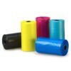 Cinco rollos de colores de bolsas para heces de perro resistentes y compactos.