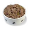 Primer plano de plato con textura jugosa de paté natural de cordero con guisantes para perros